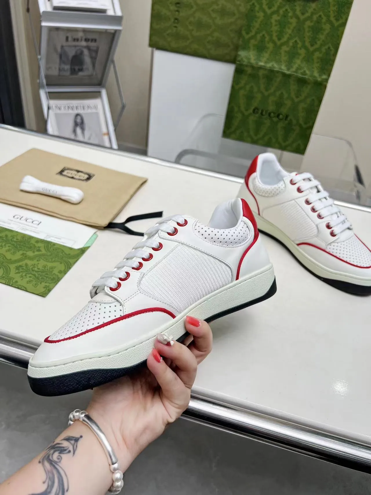 P620 💞💞Gucci G Home’s latest popular sports shoes, couple’s style, casual, retro white shoes 🌸🌸🌸 New popular series. The exquisite and compact interlocking double G logo romantically interprets the aesthetic concept of this series. Made of off-white leather, retro inspiration is cleverly blended into the sneaker design to reinterpret the brand logo. Exquisitely packaged at the delivery counter 🛍📦 ▪️Fabric: Original custom-made imported first-layer cowhide leather ▪️Lining: Original custom-made imported cowhide lining ▪️Outsole: Original molded two-color TPU outsole ▪️Size: Women's 35-40 / Men's 39-45